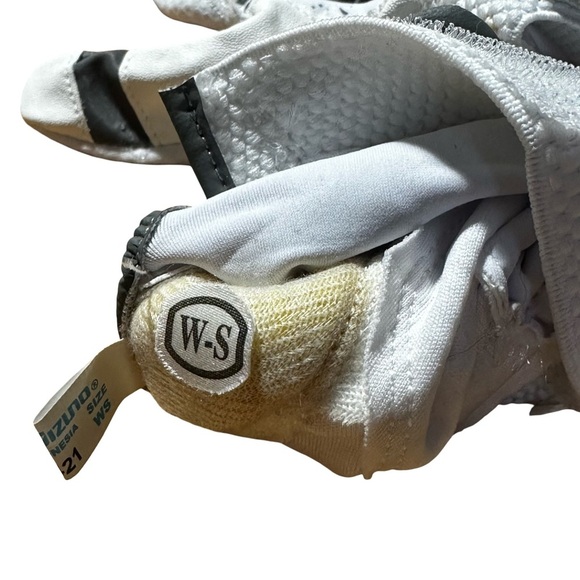 Mizuno Finch Women’s Softball Padded Batting Gloves Size Small - Picture 3 of 3